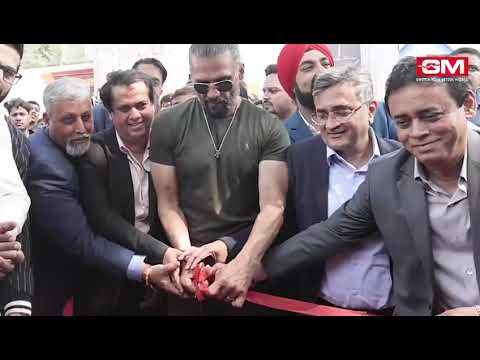 Sunil Shetty unveiling the most luxurious GM Showroom On The Wheels at Acetech 2022